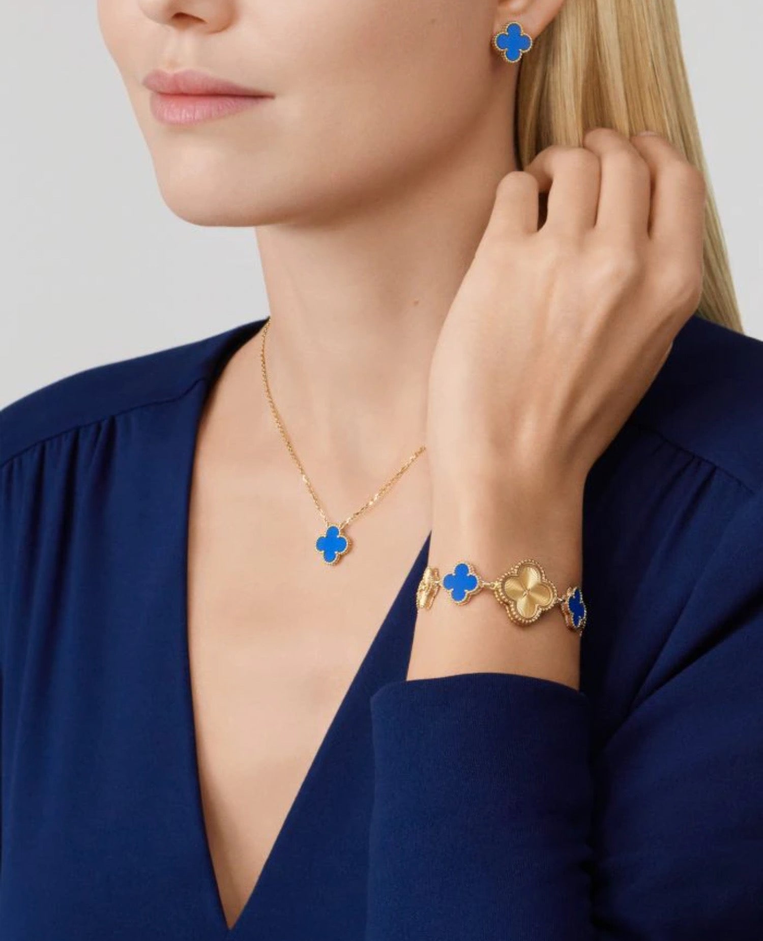 Van Cleef Vintage Alhambra pendant , yellow gold, Agate